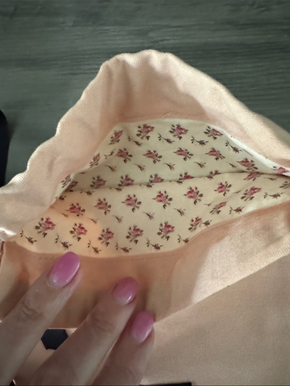 Gucci Peach and Black Dusty-Gift bag with floral interior - Picture 3 of 5